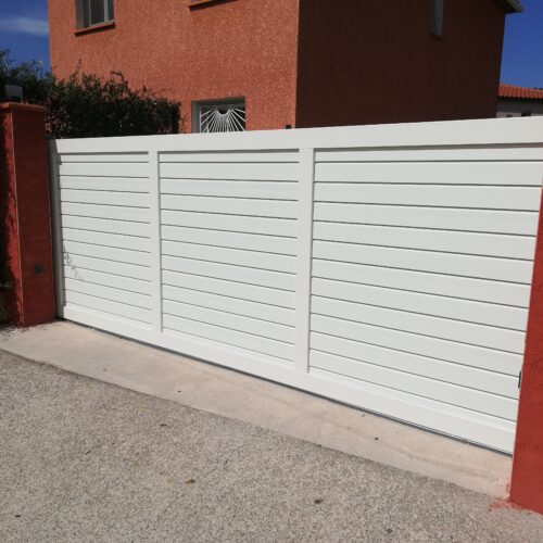 Portail blanc en aluminium