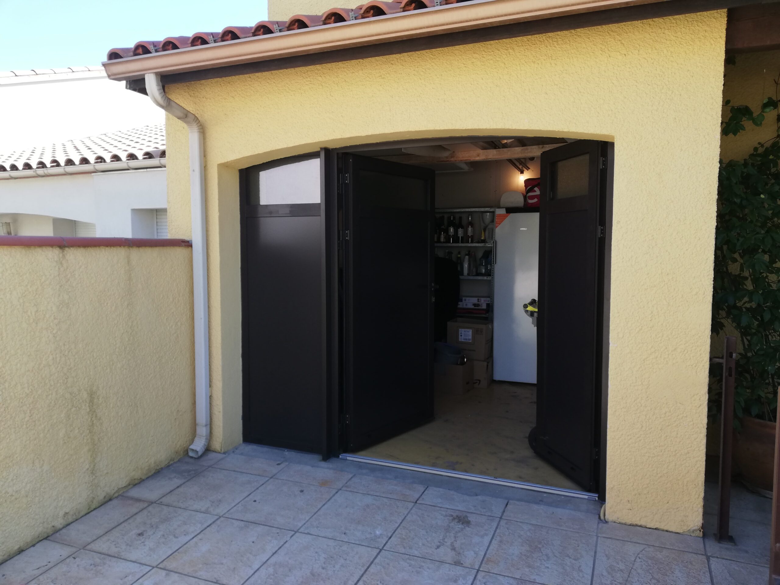 Porte de garage battante noire-3